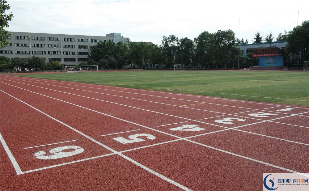 成都大學附屬中學住宿費用是多少？